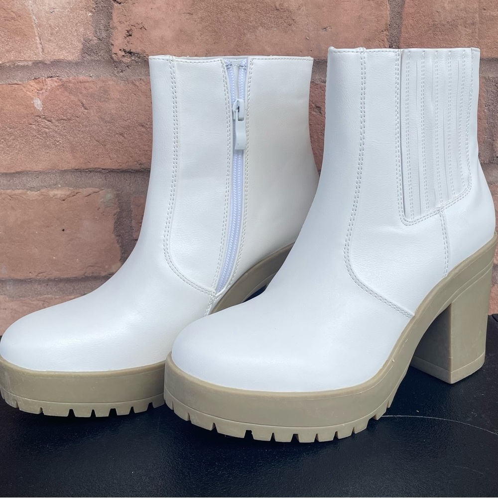 Women's Journee Collection Riplee Platform Block Heel Booties White Size 9 NEW - Picture 3 of 7